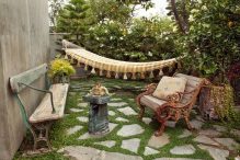 Hamacul, patul de relaxare din grădină