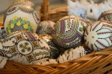 Arta încondeierii ouălor, păstrată de meşterii populari din Bucovina