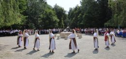 În satul lui Brâncuşi, mii de români au purtat cu mândrie IA tradiţională