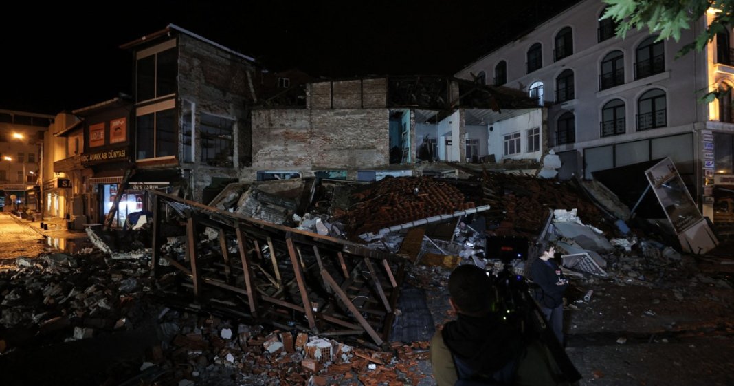 Cel puțin 26 de replici într-o oră după seismul de 6,1 din Turcia; unitățile de învățământ din provincia Balîkeșir sunt închise marți. Cel puțin 26 de replici într-o oră după seismul de 6,1 din Turcia; unitățile de învățământ din provincia Balîkeșir sunt închise marți.
