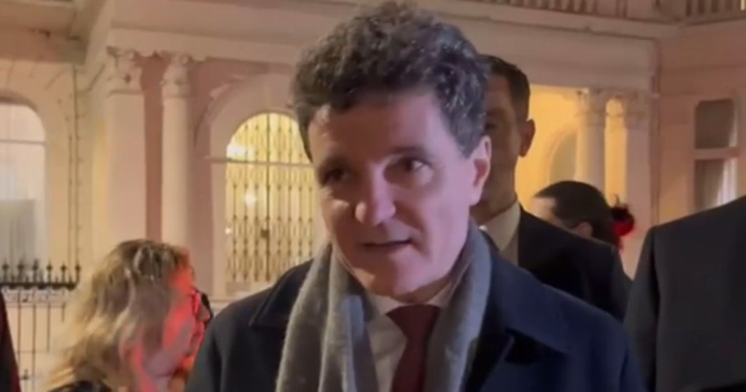 Cetățenii români din Londra l-au întâmpinat pe președinte la sediul ambasadei: „Nicușoare, protejează Justiția”. Mesajul transmis de cetățeni