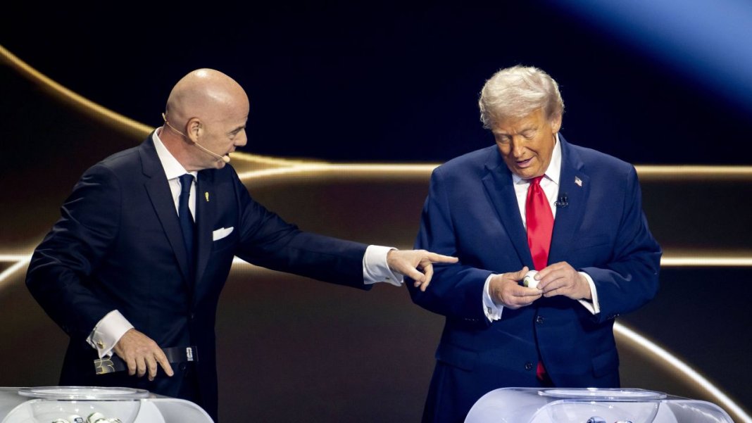 Gianni Infantino a pus mâna pe telefon în fața lui Donald Trump la evenimentul FIFA. Ce a urmat după
