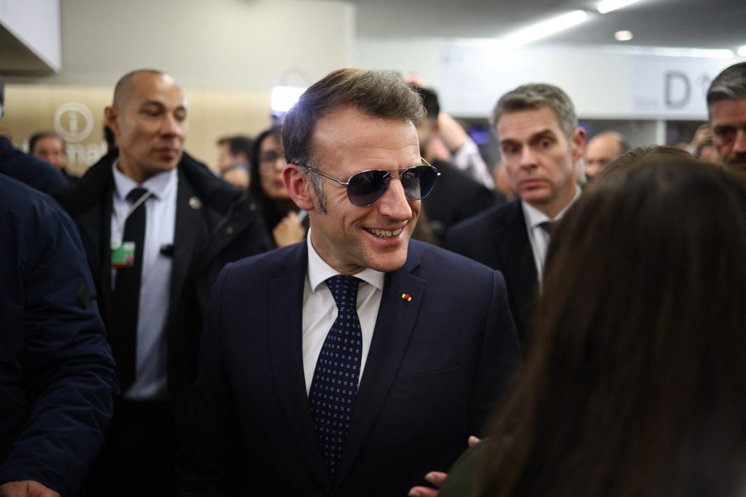 Emmanuel Macron, o prezență neașteptată la Davos: Care a fost motivul pentru care a purtat ochelari de soare pe scenă