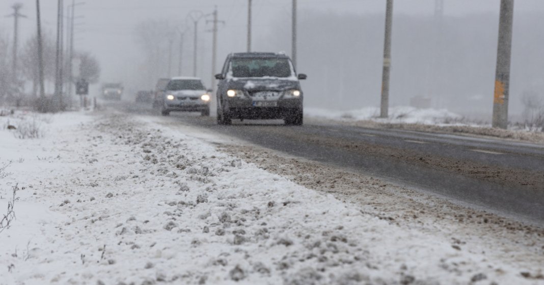 Restricții de circulație cauzate de vremea de iarnă pe numeroase căi rutiere din țară: ninsori prognozate în trei județe.