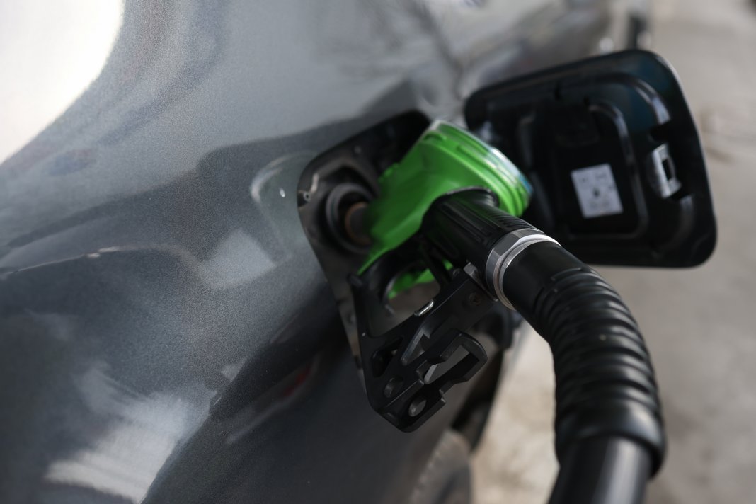 Ilie Bolojan declară că acciza va fi redusă „în prima etapă” doar pentru motorină, fără a se aplica și benzinei. „Fond de solidaritate” din „profiturile extraordinare” ale firmelor