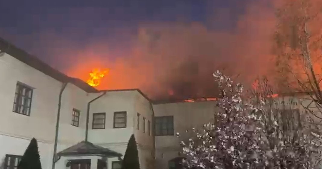 Incendiu de proporții la o mănăstire din Vâlcea. Pompierii din trei județe sunt mobilizați.