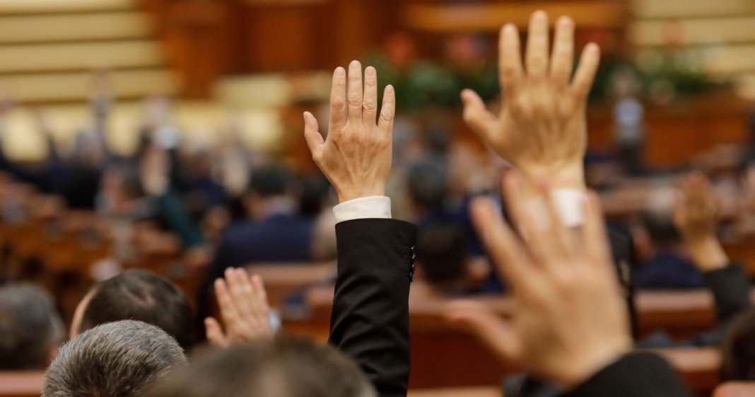 Voturile AUR nu sunt îndestulătoare. PSD ar trebui să mobilizeze și alți parlamentari de la S.O.S și POT pentru a destitui...