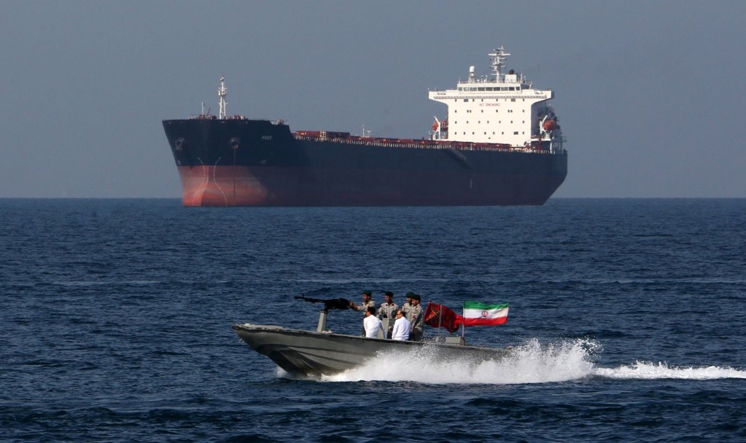 „Răspuns de autoapărare: Forțele armate ale Statelor Unite lovesc facilități și ambarcațiuni iraniene lângă Strâmtoarea Ormuz”