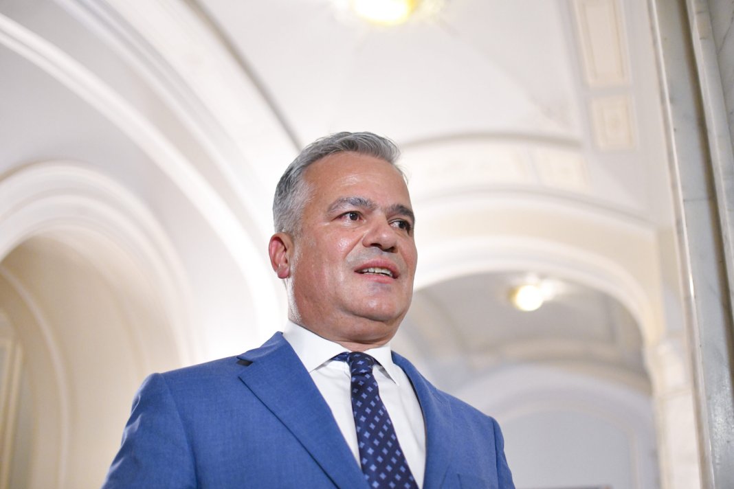 Adrian Veștea încheie lista miniștrilor și planul de guvernare / Posibili membri ai Executivului Veștea / UDMR a decis să nu participe la vot / Informații: Cătălin Predoiu a demisionat din conducerea PNL