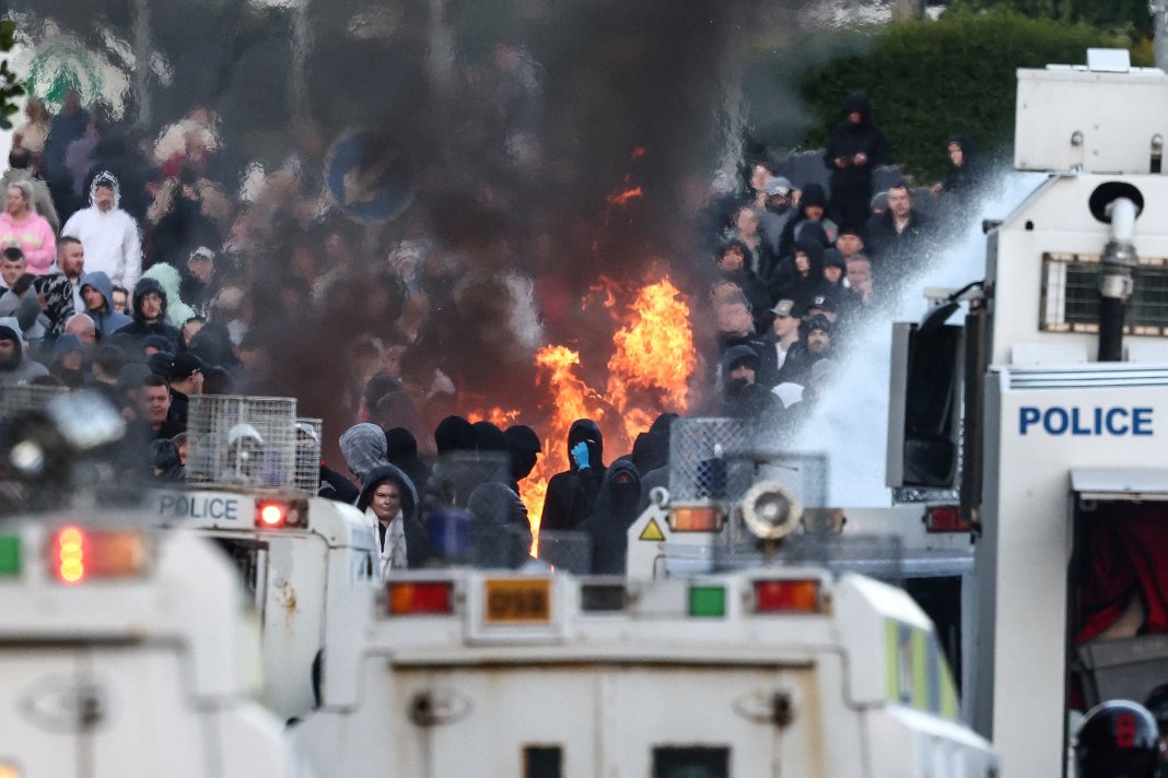 MAE informează despre transferul provizoriu al tuturor românilor afectați de manifestațiile din Belfast