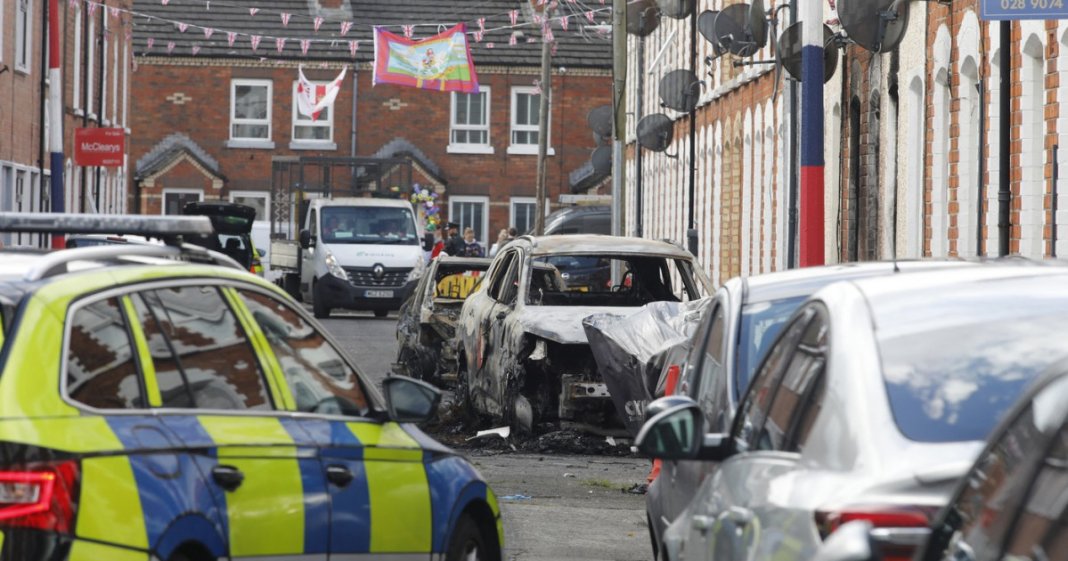 Trei familii de români impactate de violențele din Belfast. MAE: „Casele au fost distruse”