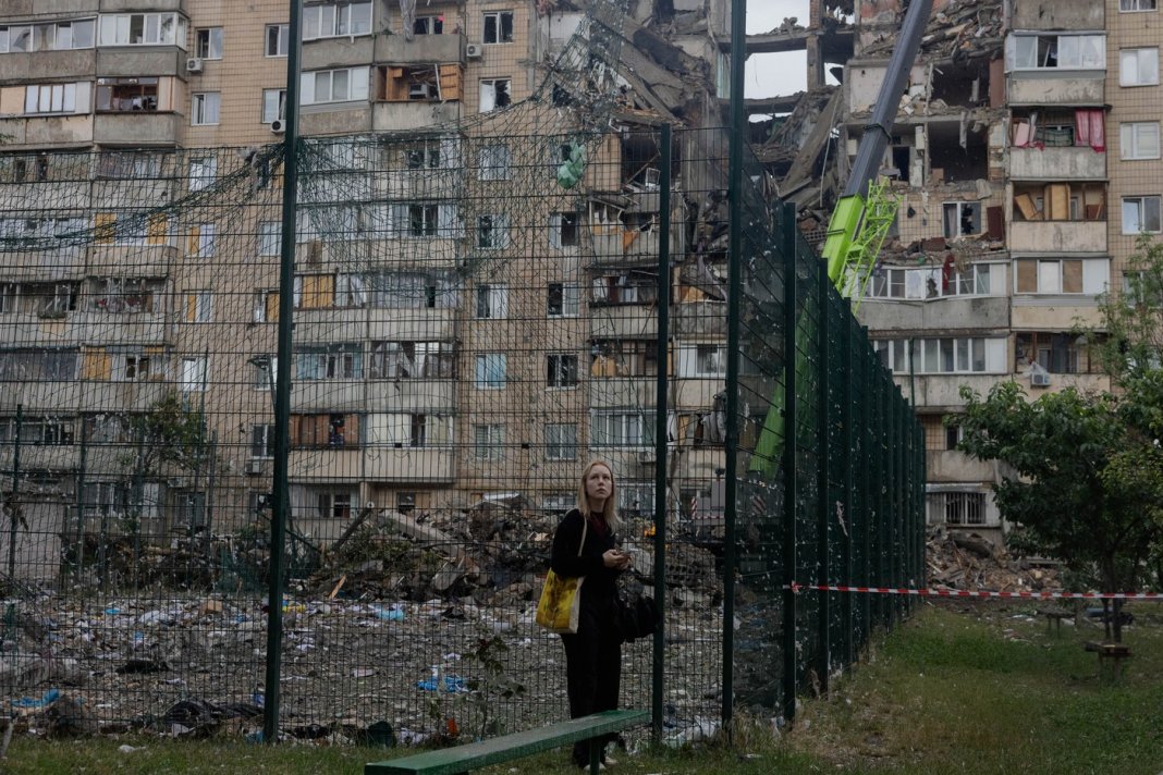 Atac devastator asupra Kievului înainte de summitul NATO: Clădiri în flăcări și scene dramatice în capitală / Minimum 9 decese și 34 de persoane rănite
