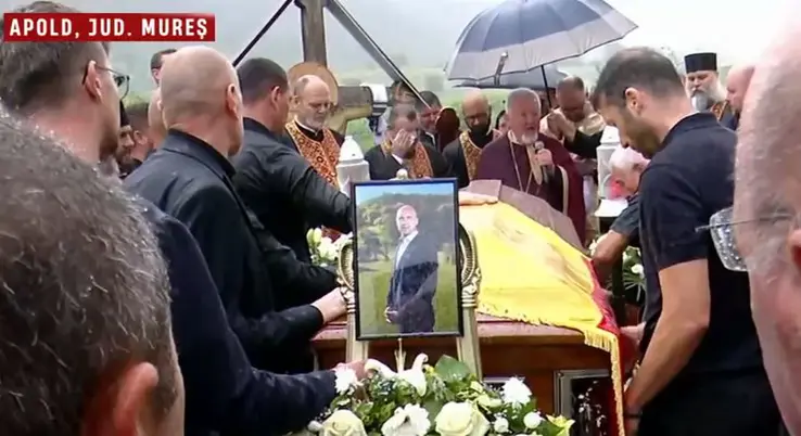 Gabi Mureșan, de trei ori campion al României, înmormântat în localitatea sa de origine » Sute de persoane s-au adunat pentru a-și exprima condoleanțele față de fostul jucător de fotbal Gabi Mureșan, de trei ori campion al României, înmormântat în localitatea sa de origine » Sute de persoane s-au adunat pentru a-și exprima condoleanțele față de fostul jucător de fotbal