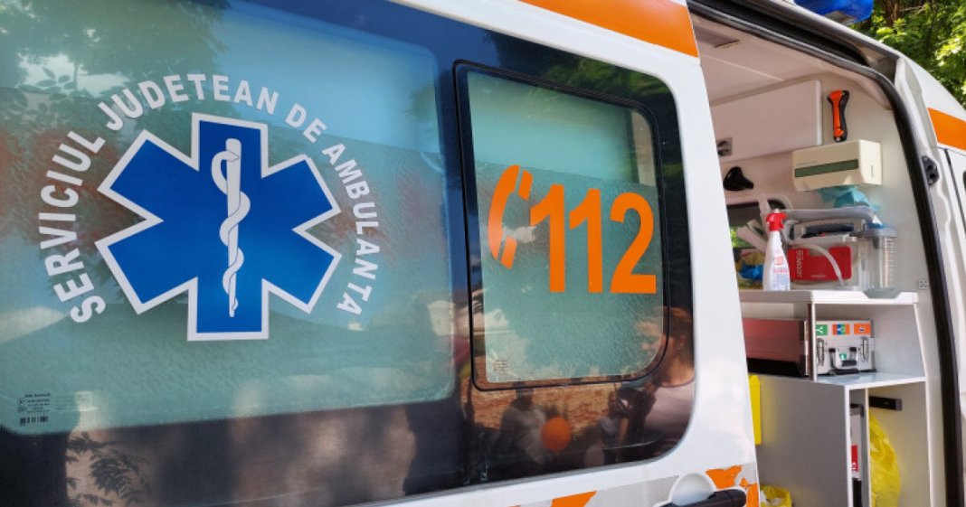Ambulanță agredată cu topoarele într-o localitate din Cluj, după ce un video pe TikTok a afirmat că „fură...