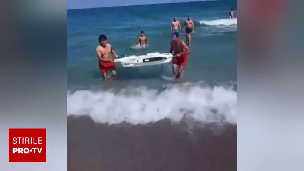 Doi vizitatori surprinși în timp ce extrăgeau o bucată de dronă din mare la Năvodari. Autoritățile atenționează: „Nu interveniți pe cont propriu”