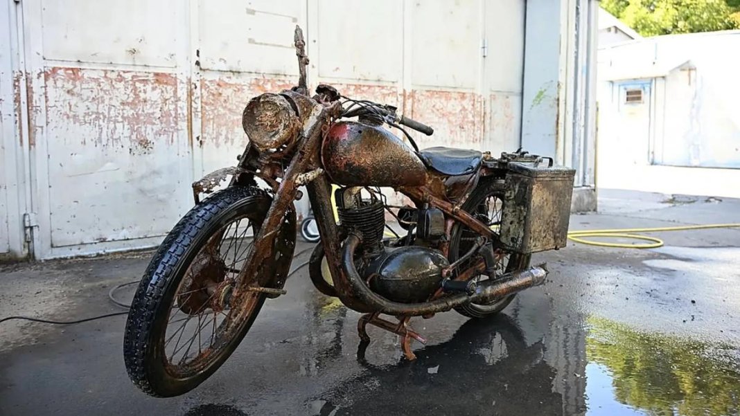 Motocicletă din Al Doilea Război Mondial descoperită în Dunărea uscată, aproape „nefolosită”. Sub...